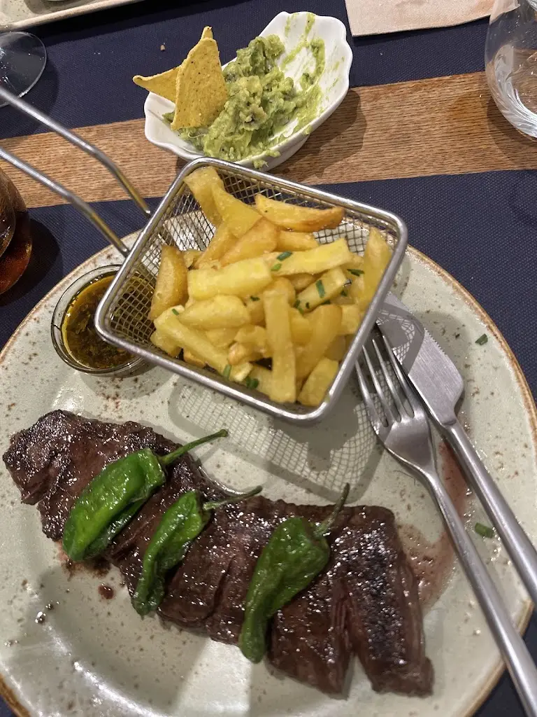 Ana Paula_El Social_Studenec_review