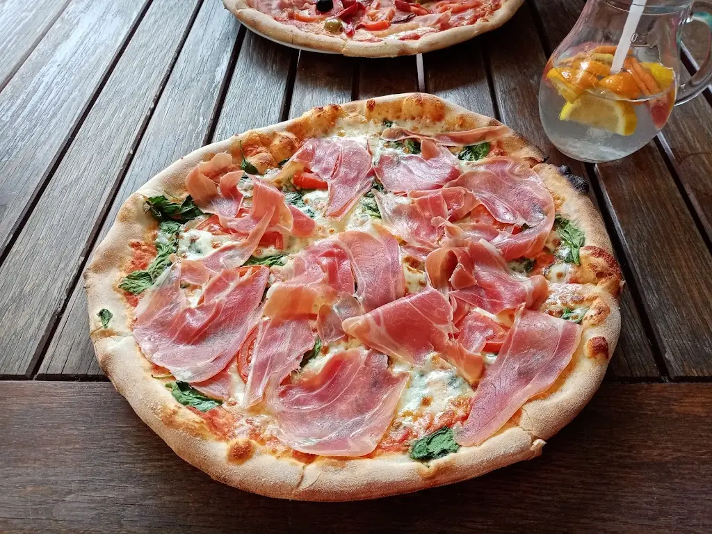 T. M._Pizzerie Restaurant Plaudit_Turnov_review