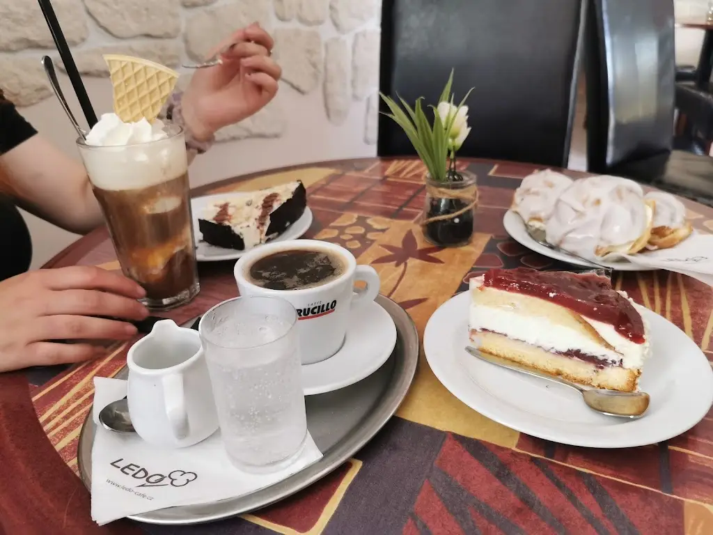 Lukas “APP0CAL1PT!K” Kratochvil_Ledo – Cukrárna – Kavárna – Pizzerie_Tanvald_review