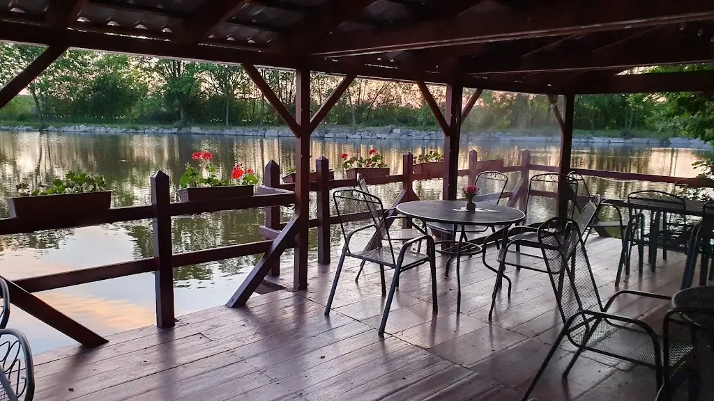 Občerstvení U Rybníka restaurant in Bartošovice