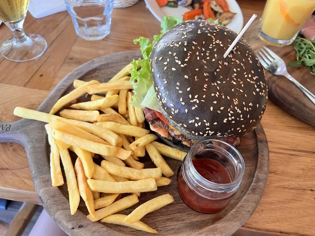 Beatriz Calkins_Paulaner Grill Bar Baška_Baška_recensione