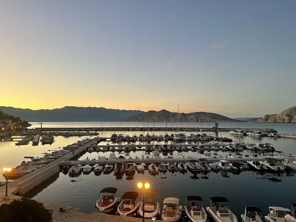 Jura Dević_Žirafa_Baška_review