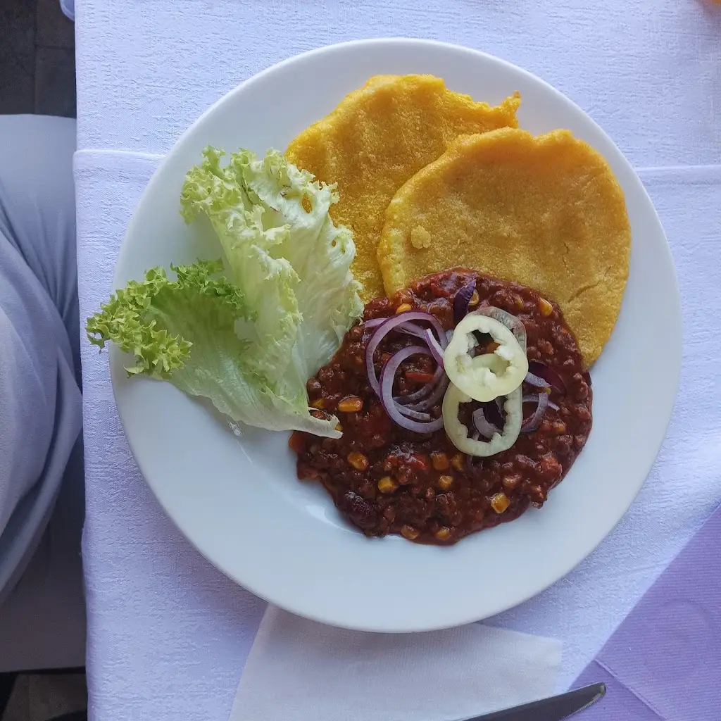 Karolína Kijonková_Restaurace a kavárna na náměstí_Bohumín_recensione