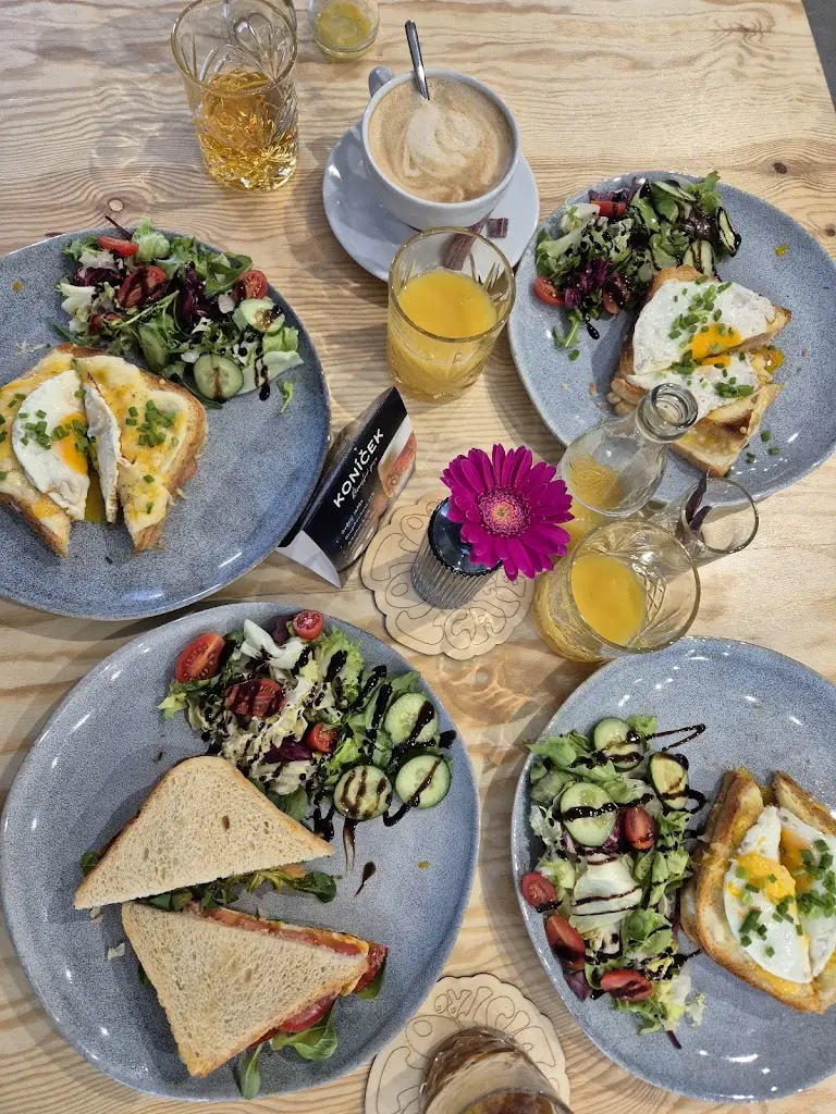 ToTo Cafe & Bistro_Chotěbuz_slider_image_3