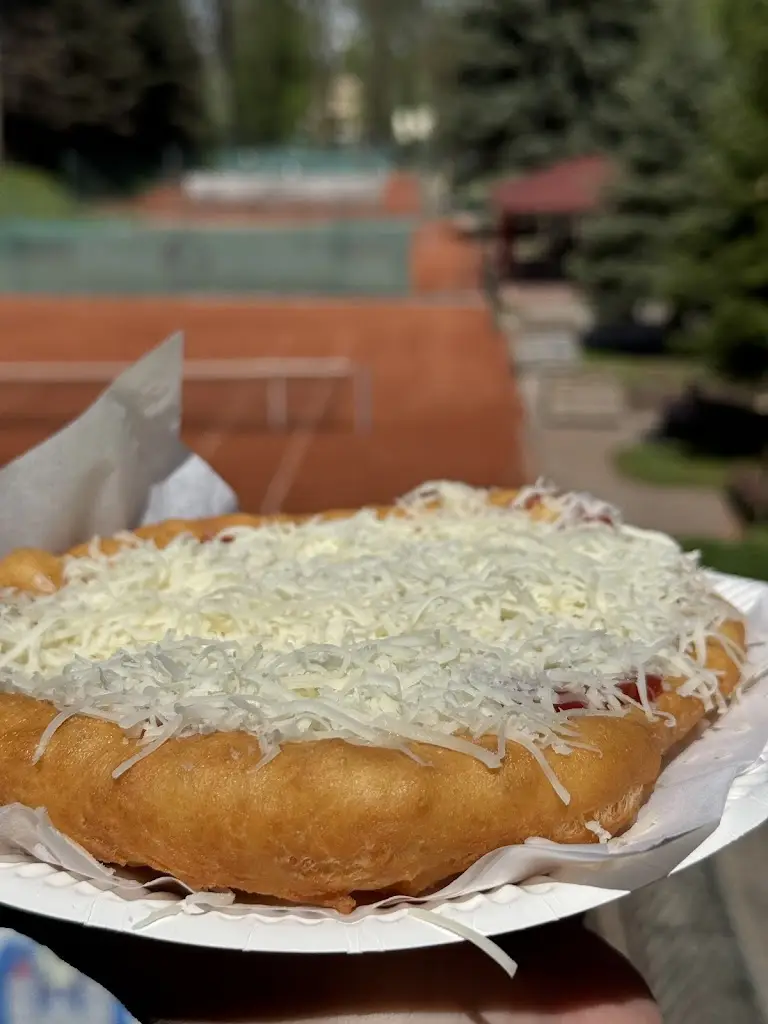 Petr Bobek_Občerstvení a Zmrzlina Na Kurtech_Chotěbuz_review