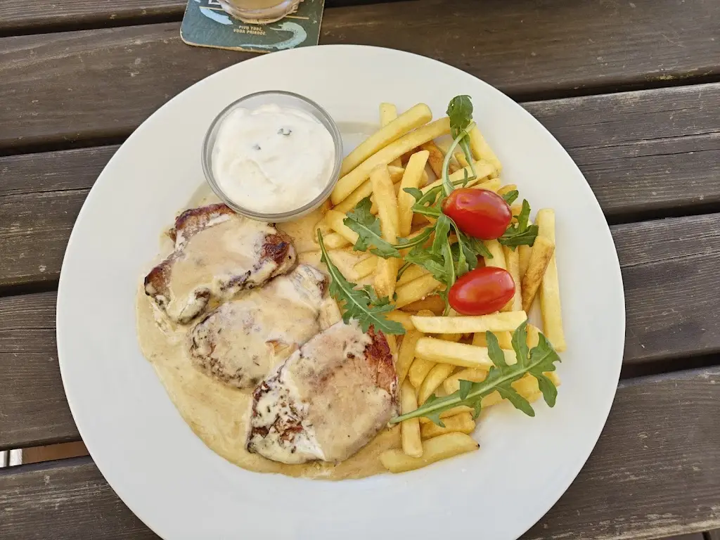 Jakub Kasanda_Zámecká Maštal_Jindřichův Hradec_review