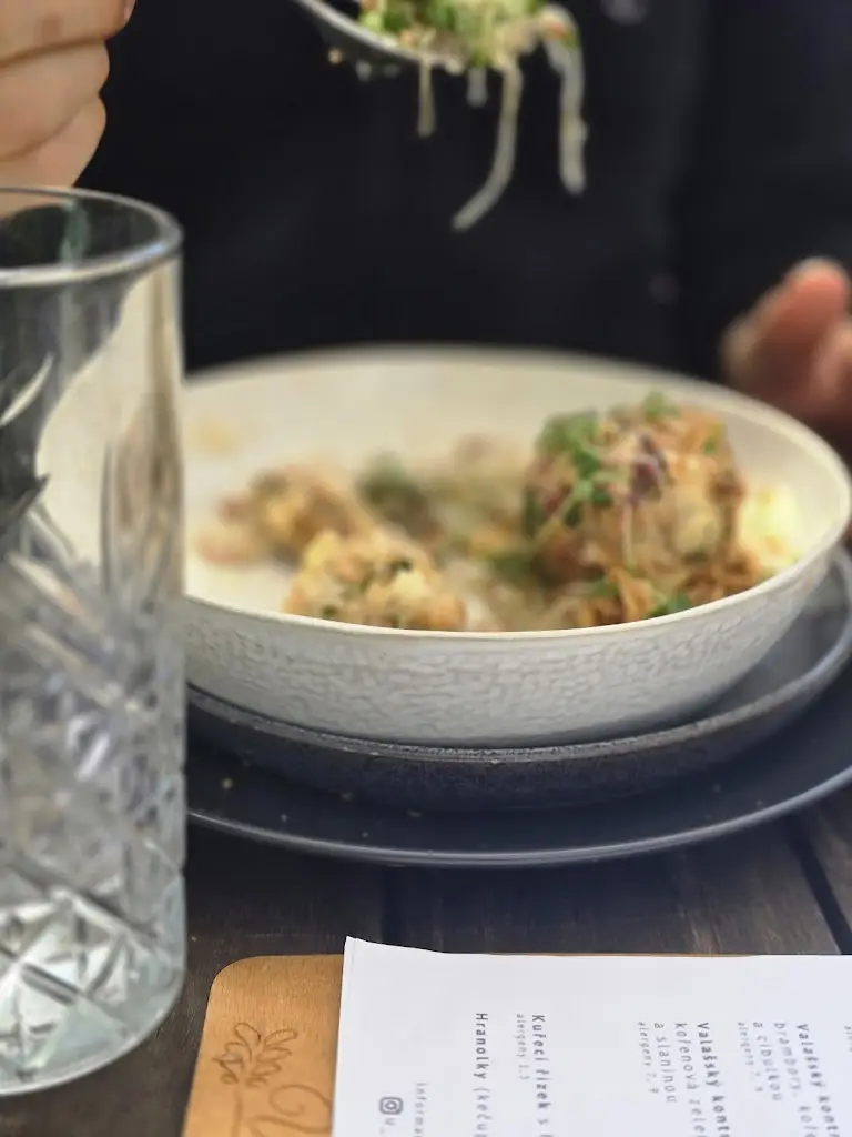 Monika Podstavka_U Matušky_Hukvaldy_review