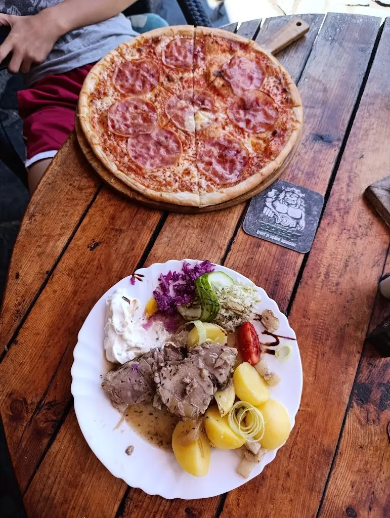 Petra Bakotová_Restaurace U Strakošů_Hukvaldy_review