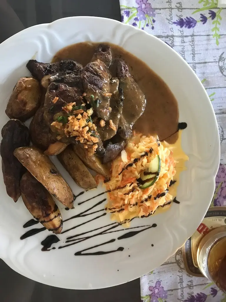 Zdeněk Jalůvka_Gril Bar_Komorní Lhotka_review