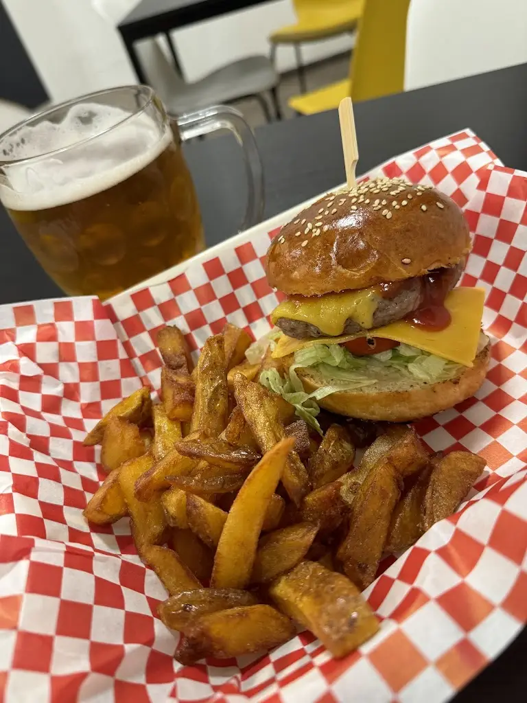 Endre Ahmer_Saily Burger_Kopřivnice_review