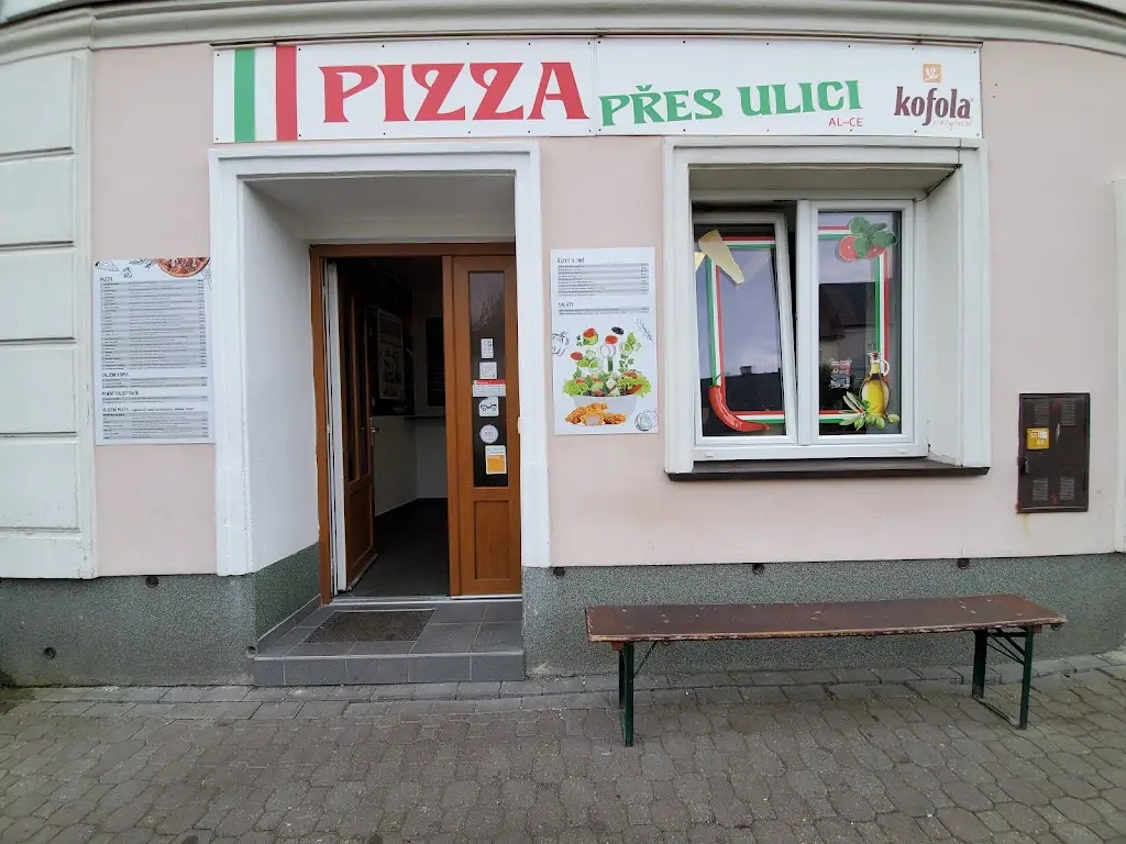 Radoslav Ježík_PIZZA PŘES ULICI_Město Albrechtice_recensione