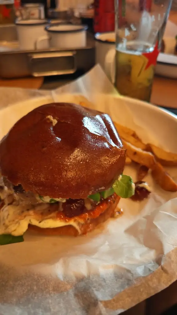 Gareth Hughes_Mama's Hot Dogs, Burgers & Fries_Ostrava_review