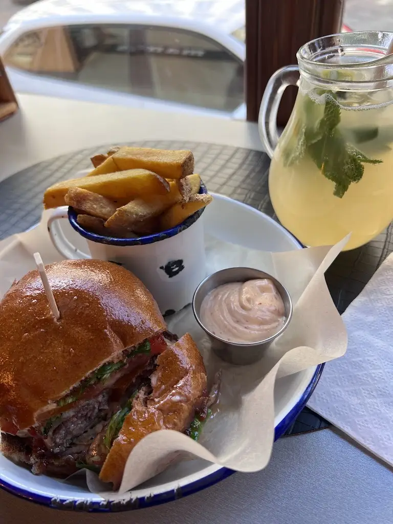 Minh Hoàng Lê_Mama's Hot Dogs, Burgers & Fries_Ostrava_review