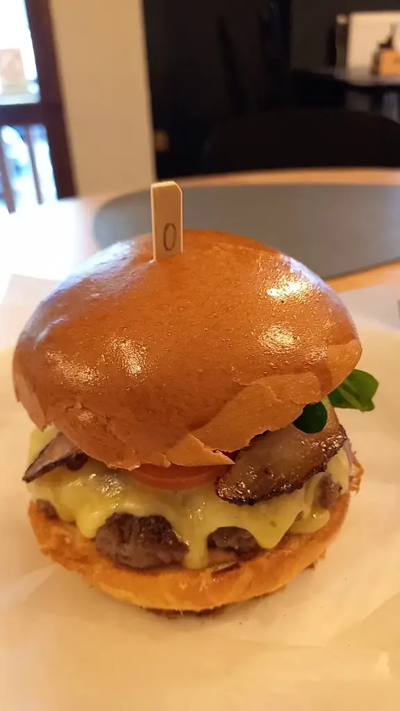 Mama's Hot Dogs, Burgers & Fries_Ostrava_slider_image_2