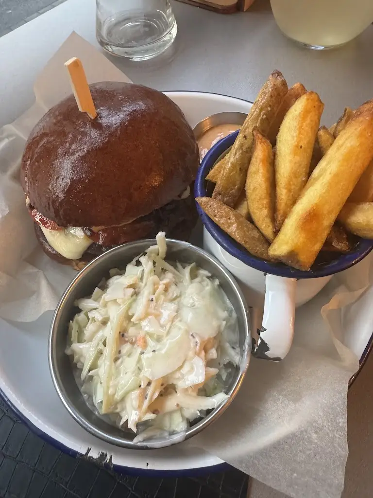 Mama's Hot Dogs, Burgers & Fries_Ostrava_slider_image_3