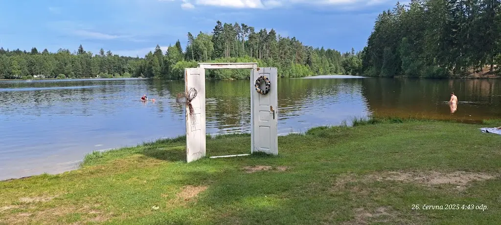 Vladimír Dvořák_Kiosek Na hrázi - Chaty Zvůle_Kunžak_review