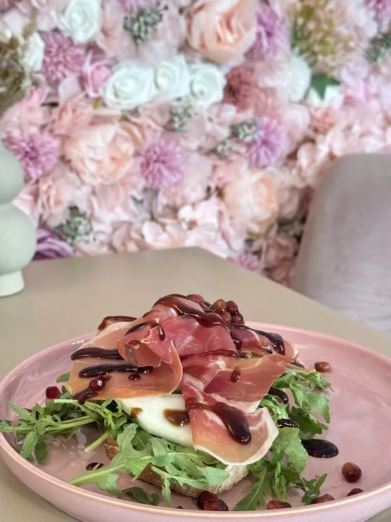 Arijana Kočiubaitytė_FRAME KAFE_Písek_review