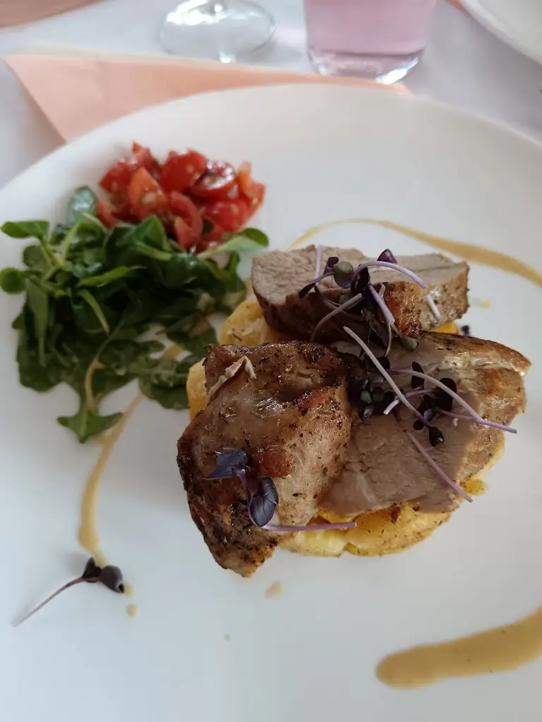 Jaroslav Hanzelka_Kulturní dům Staříč_Staříč_review