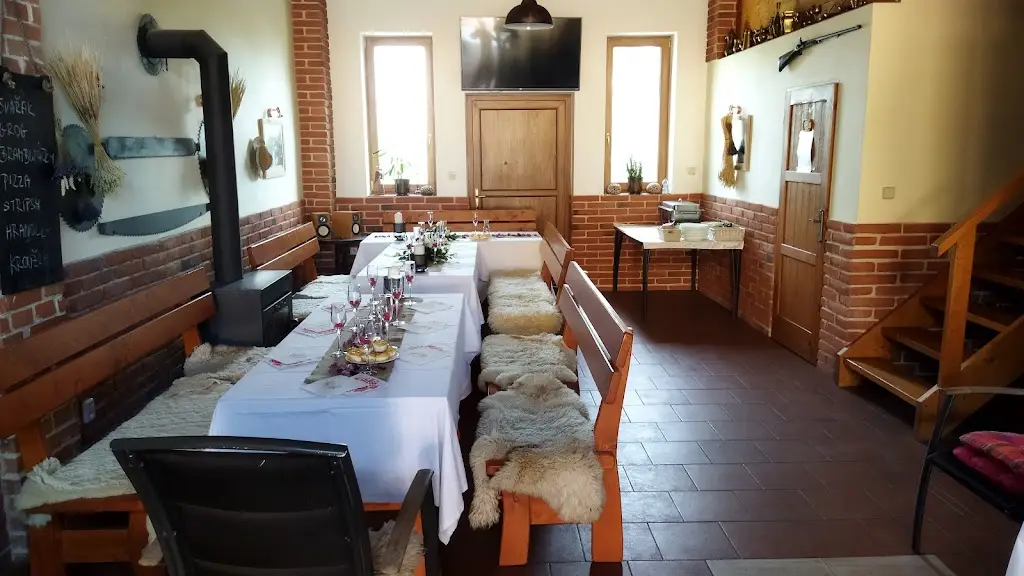 Cyklobar a penzion 100dola - ubytování v okolí Opavy restaurant in Velké Hoštice