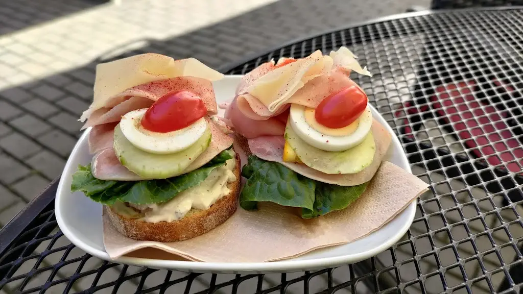 Filip Ussarz_Café Maroszek_Třinec_review