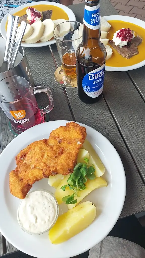 handulus is not home_HANGRY FARM - Heliport Bohuňovice_Bohuňovice_review