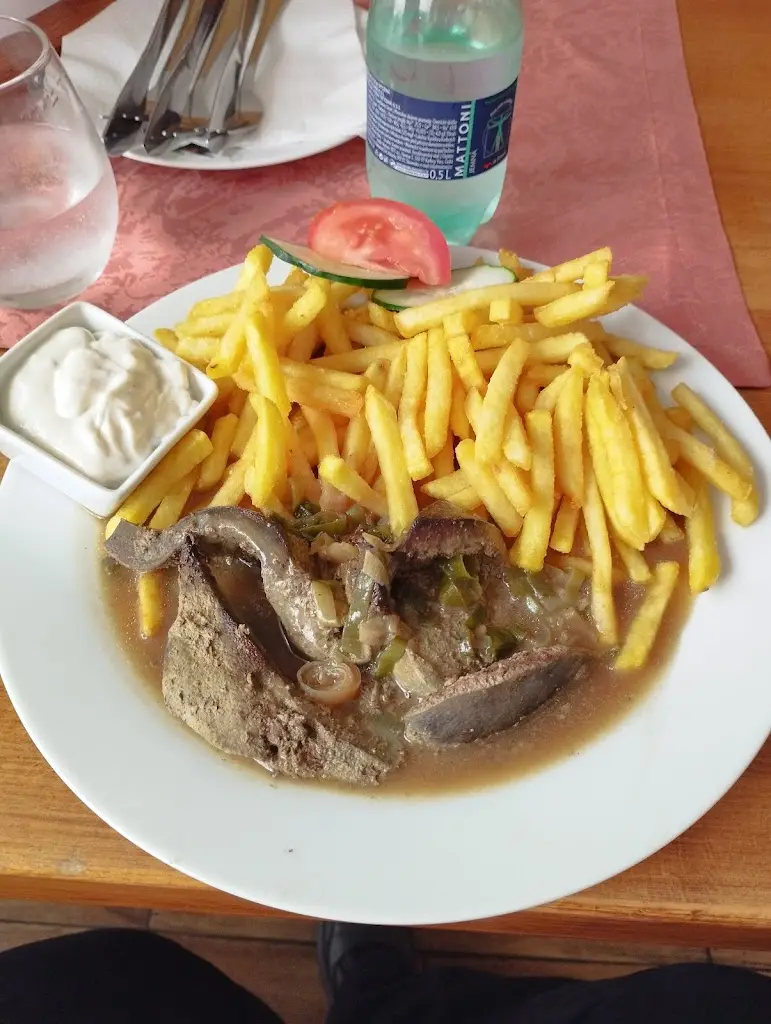 Veronika Málková_Restaurace Grand_Brodek u Přerova_review