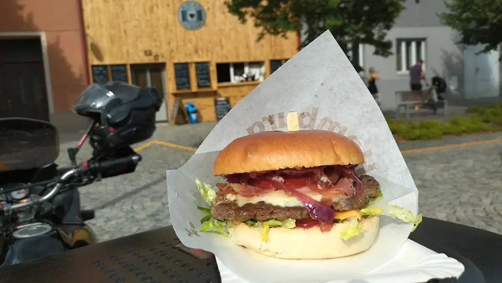 Majk Trucker_Bistro ve vokně_Loštice_review