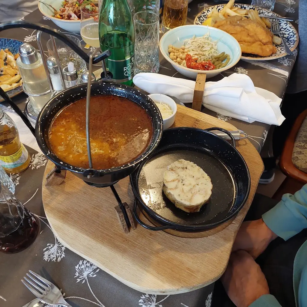 GOSTILNA, RESTAVRACIJA IN PICERIJA MARINŠEK_Náklo_slider_image_3