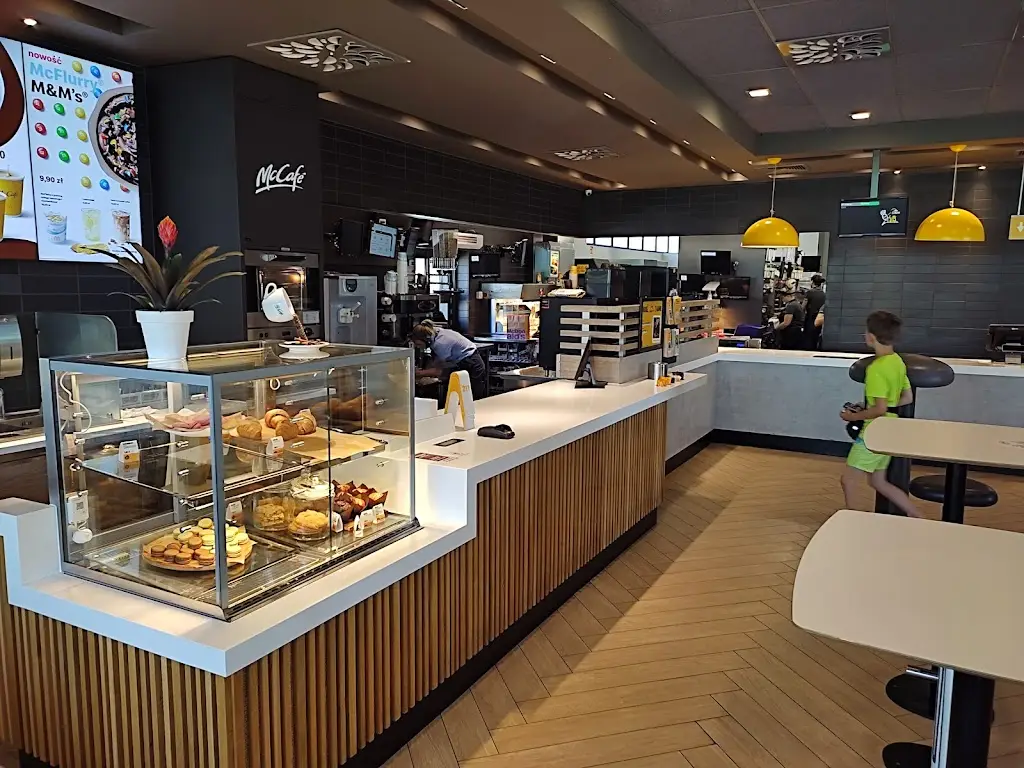 guillaume godo_Restauracja McDonald's_Náklo_review