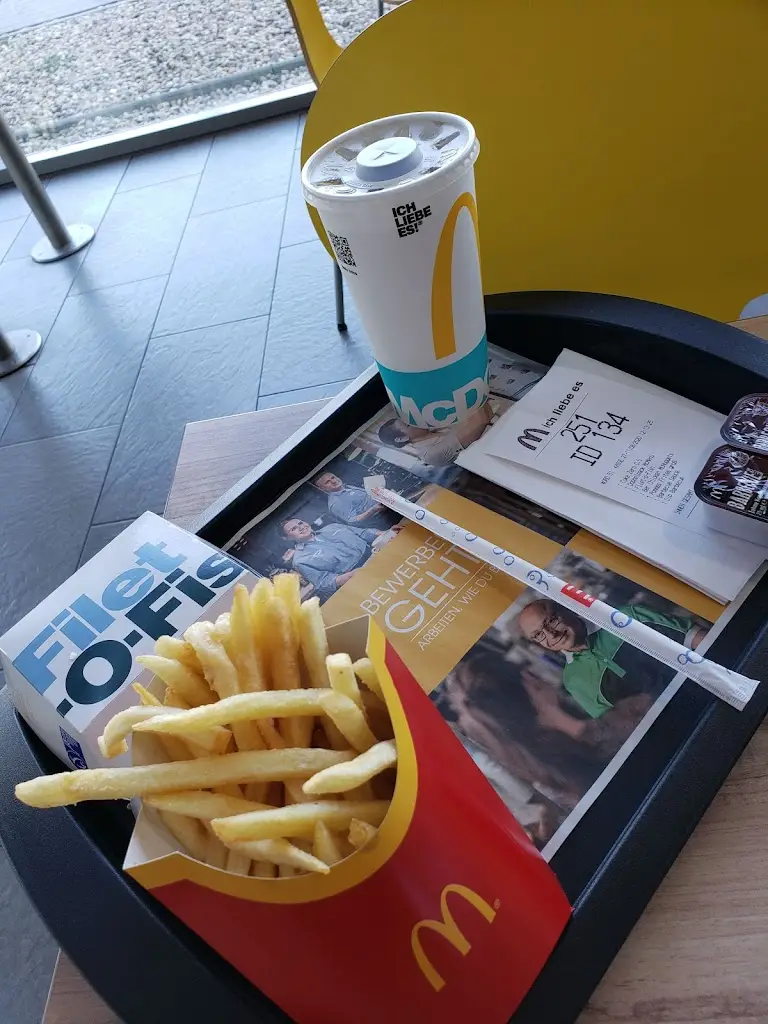 Daniel Osei (Prof. Duke)_Restauracja McDonald's_Náklo_review