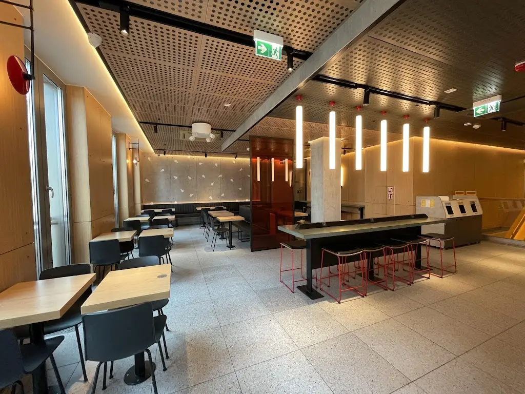 Restauracja McDonald's_Náklo_slider_image_1