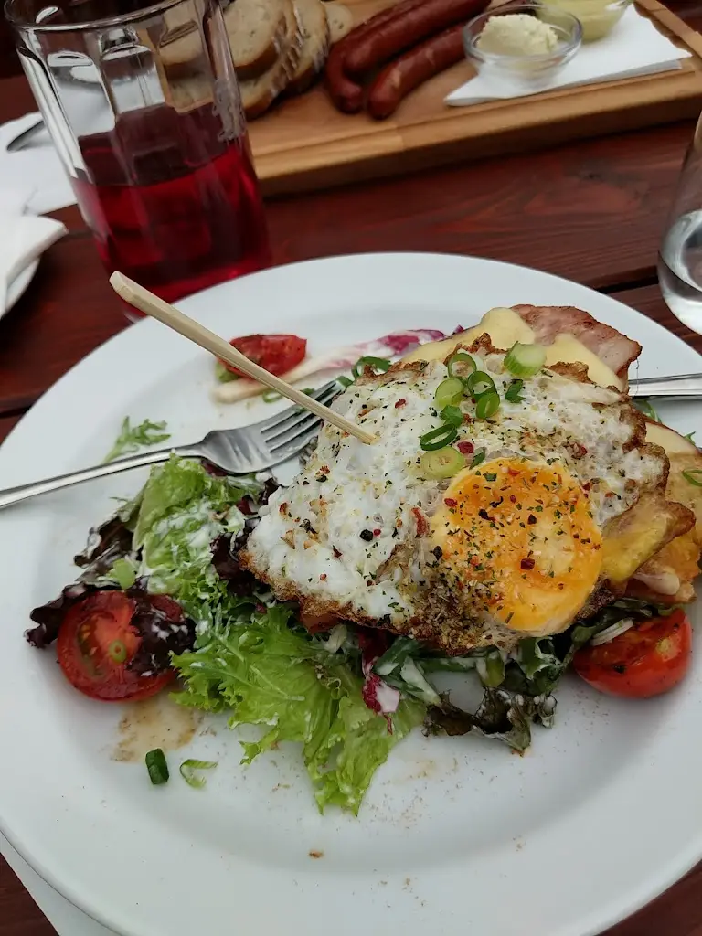 M Stokes_Obecní restaurace Strážné_Strážná_recensione