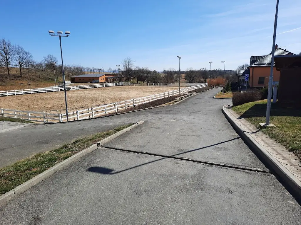 Jaroslav Navrátil_Jezdecký areál Hostinův Důl Tršice_Tršice_review