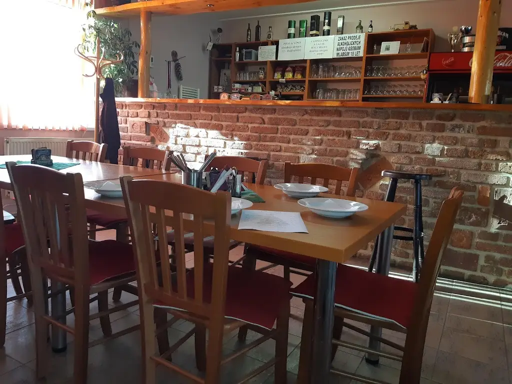 Restaurace u Toma restaurant in Určice
