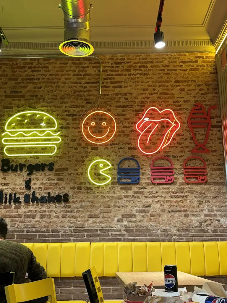 Halal Friends Burgers & Milkshakes_Bernartice_slider_image_3