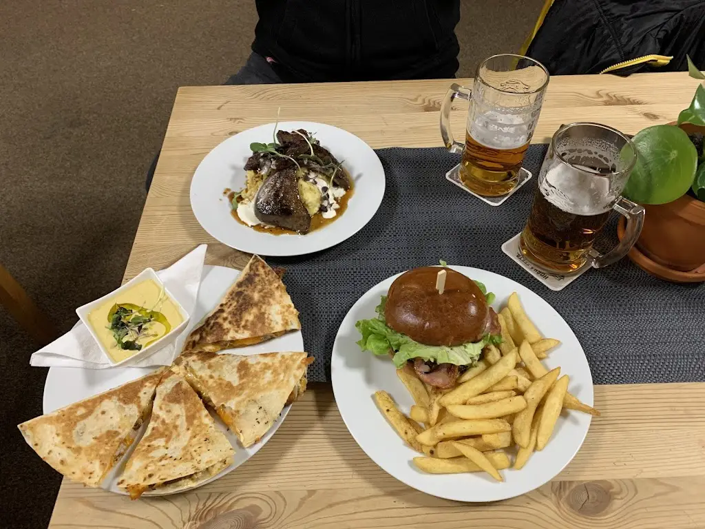 Lucie Dluhá_HOSPODA VESNICE_Velký Týnec_review