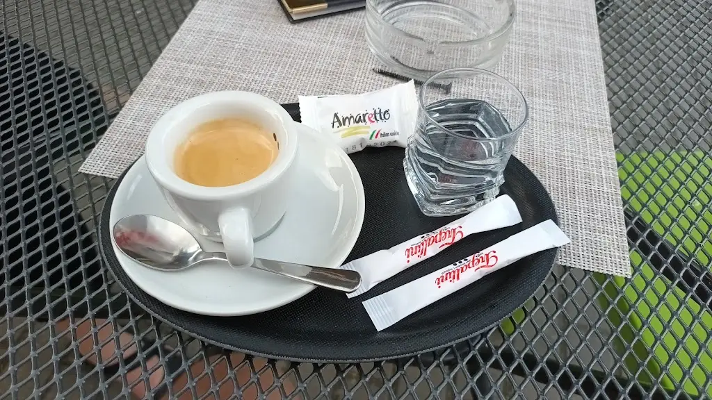 Marek Vymazal_BISTRO V PARKU_Brněnec_recensione