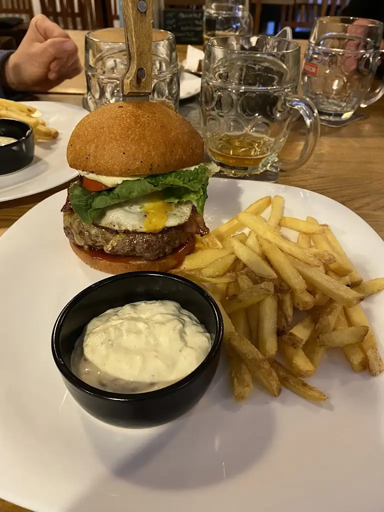 Vojta Gerža_Obecní hospůdka v Bystrém_Bystré_review