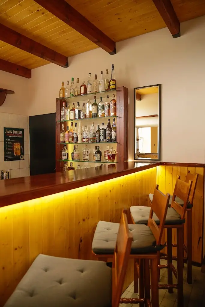 Hostinec a Kulturní dům Komárov_Dolní Roveň_slider_image_1