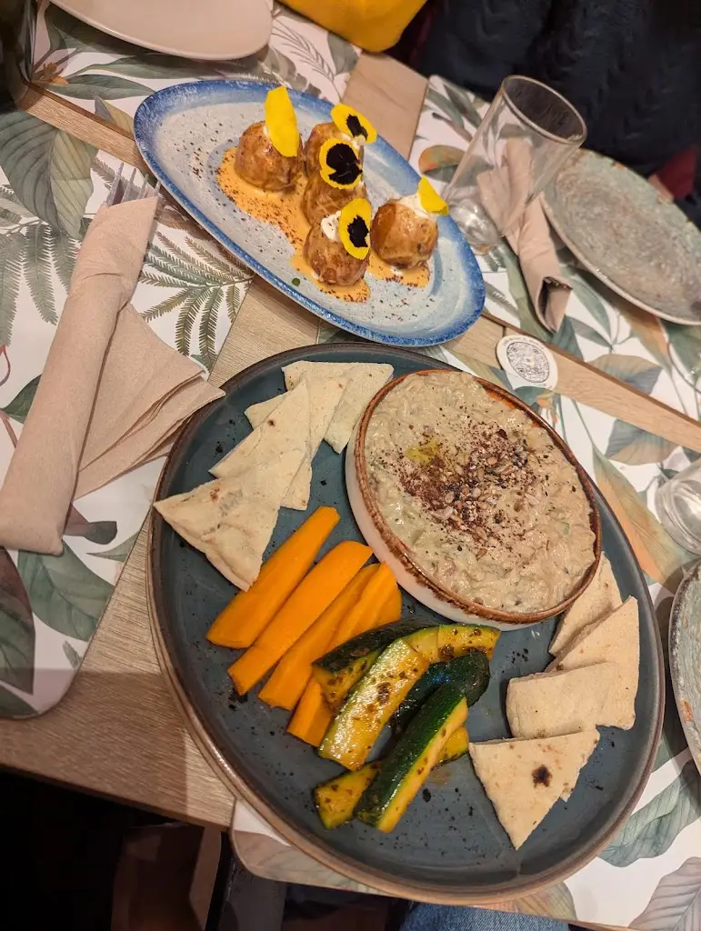 Carlos Bernal_Cookaluzka_Bernartice_review