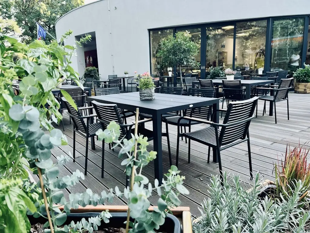 United kávárna v zahradě restaurant in Rybitví