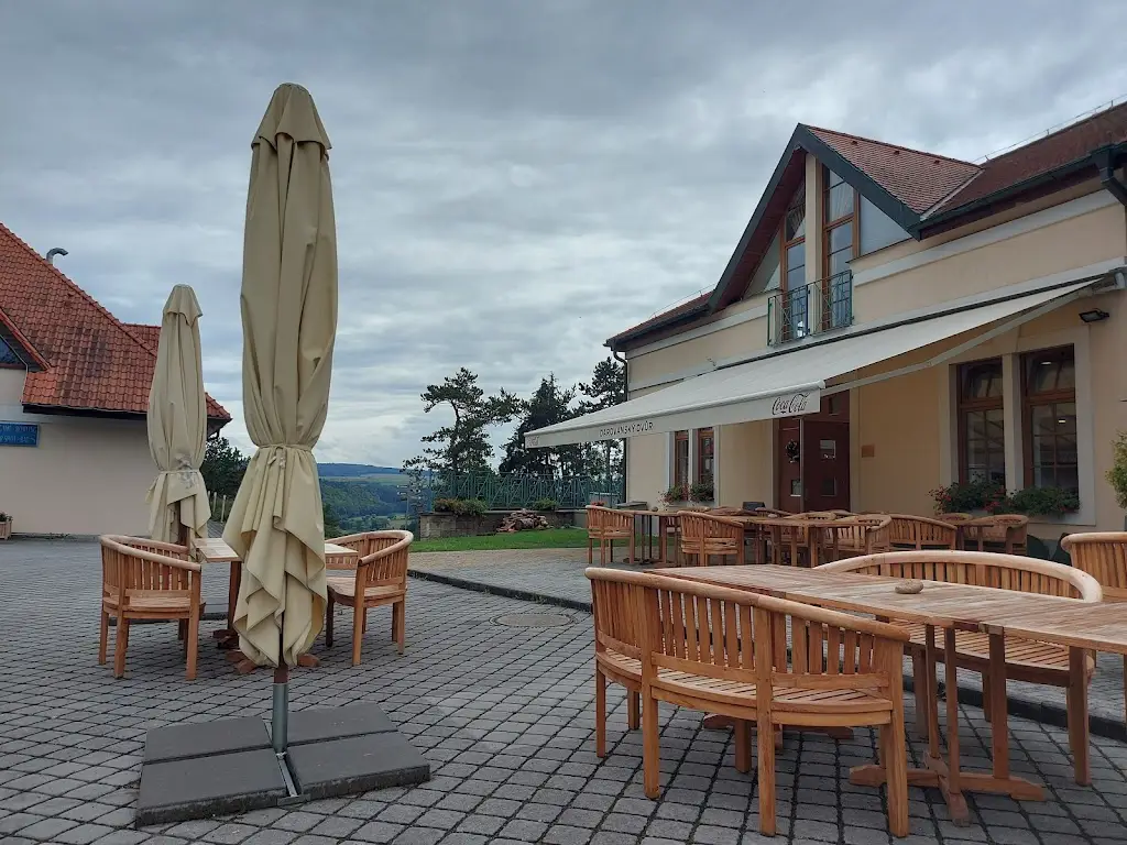 Stylová restaurace Darovanský dvůr ristorante a Břasy