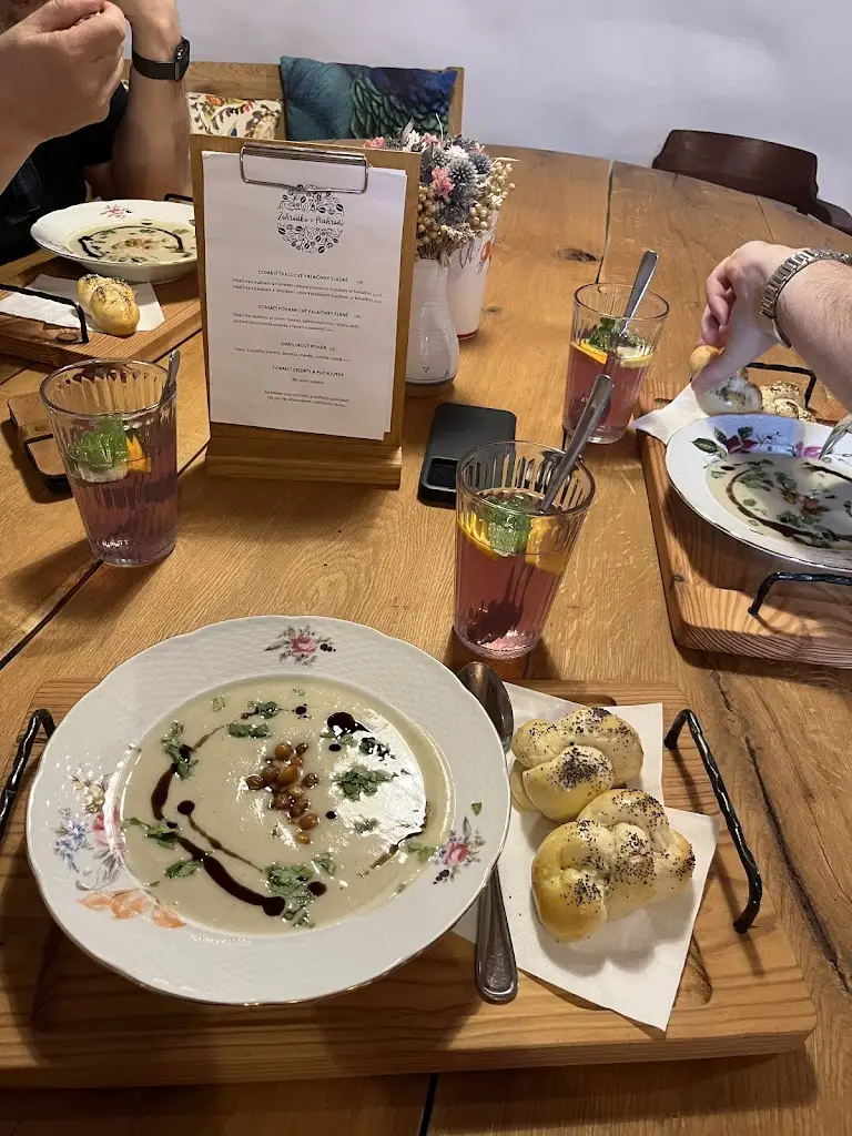 Tereza Blazkova_Zahrádka v podhradí_Třemošnice_review