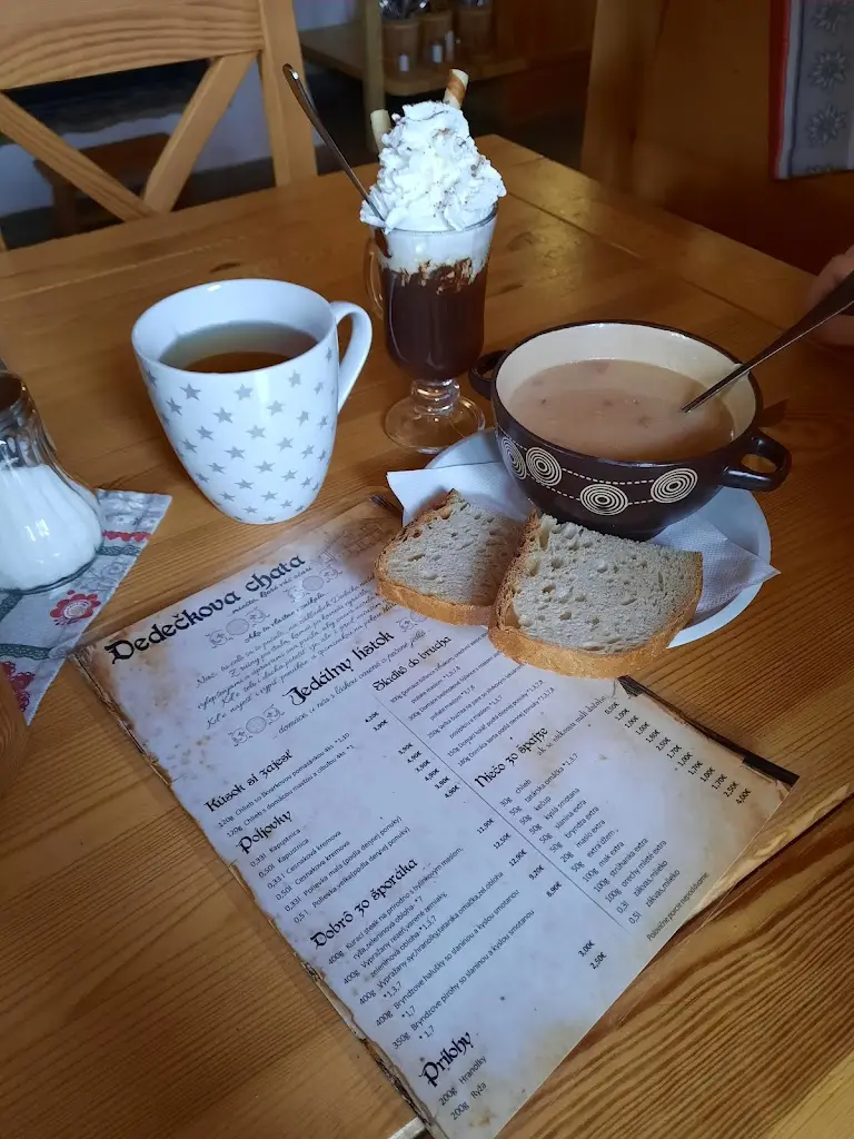 Kata Zsófia Kis_Dedečkova chata_Mýto_review