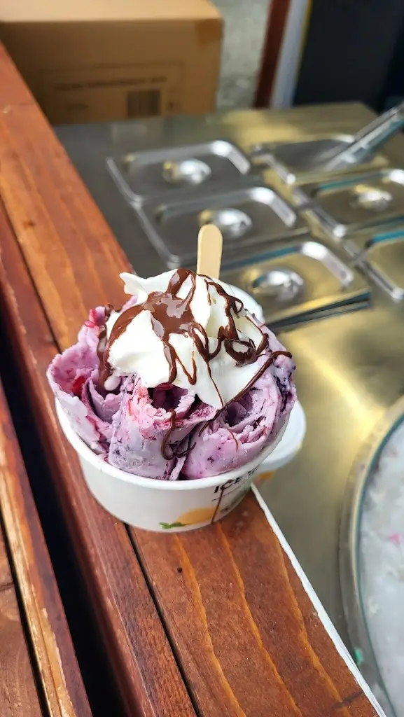 Karel Fingr_Coo(s)L kiosek- Rolovaná zmrzlina_Kašperské Hory_review