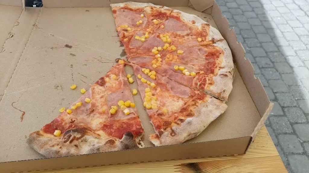 Volodymyr Sofiiuk_Pizzerie na náměstí_Kožlany_review