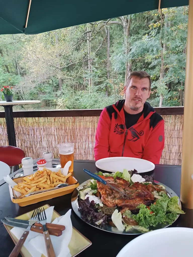 Kateřina Hronková_Občerstvení u mostu_Strašice_review