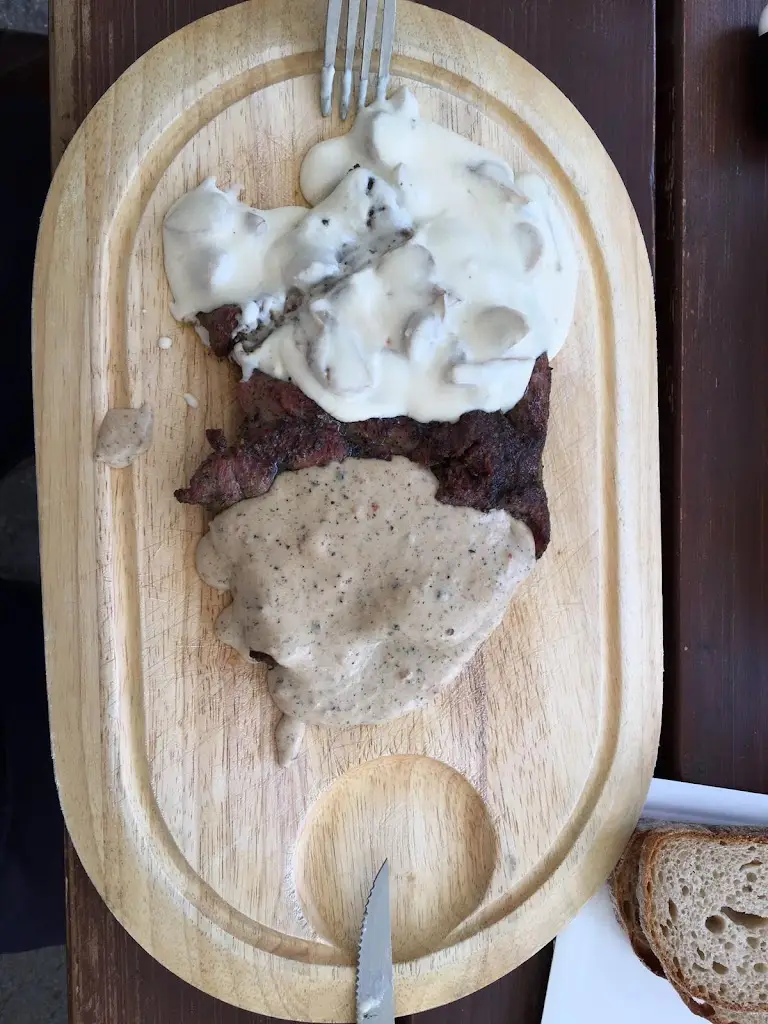 Strahinja Mladenović_Krčma u Sváry_Hodkovičky_review