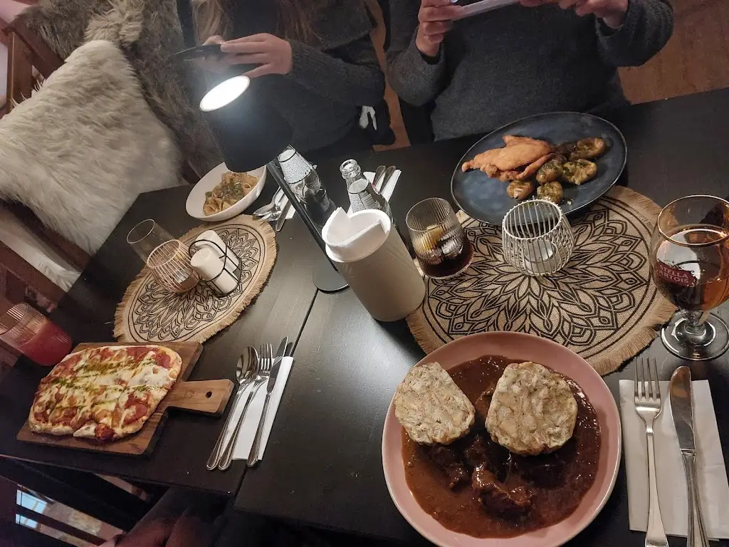 Frank Erkes_Stodola Modřany_Modřany_review