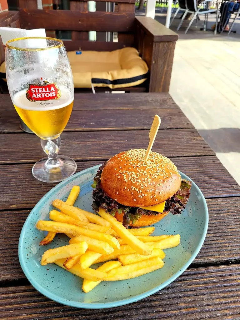 Alireza Hassanzadeh_JAMBOL_Černý Most_review